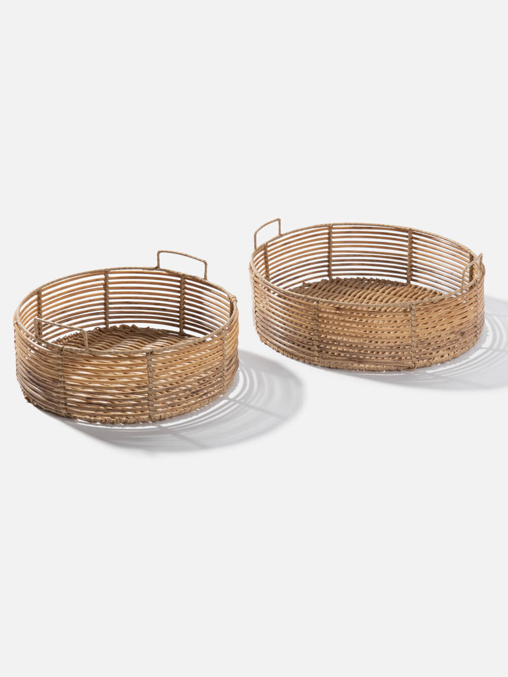 סלסלה עגולה בעבודת קליעה בשילוב של פלסטיק ומתכת Lara