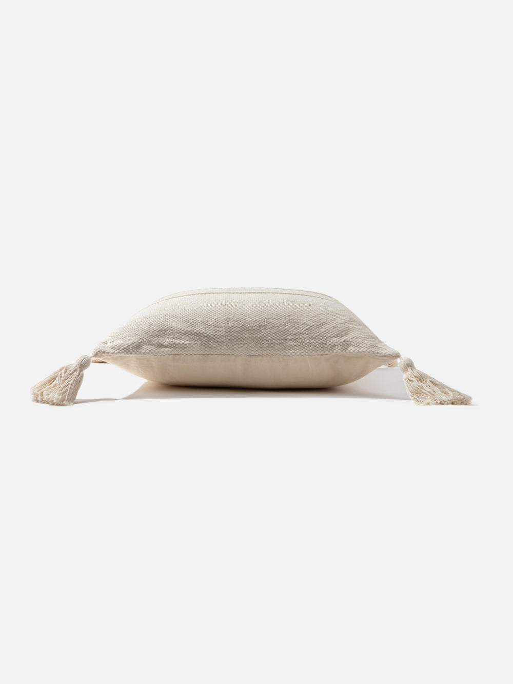 כרית נוי מרובעת מבד אריג איכותי בגווני שמנת ובז’ Angela