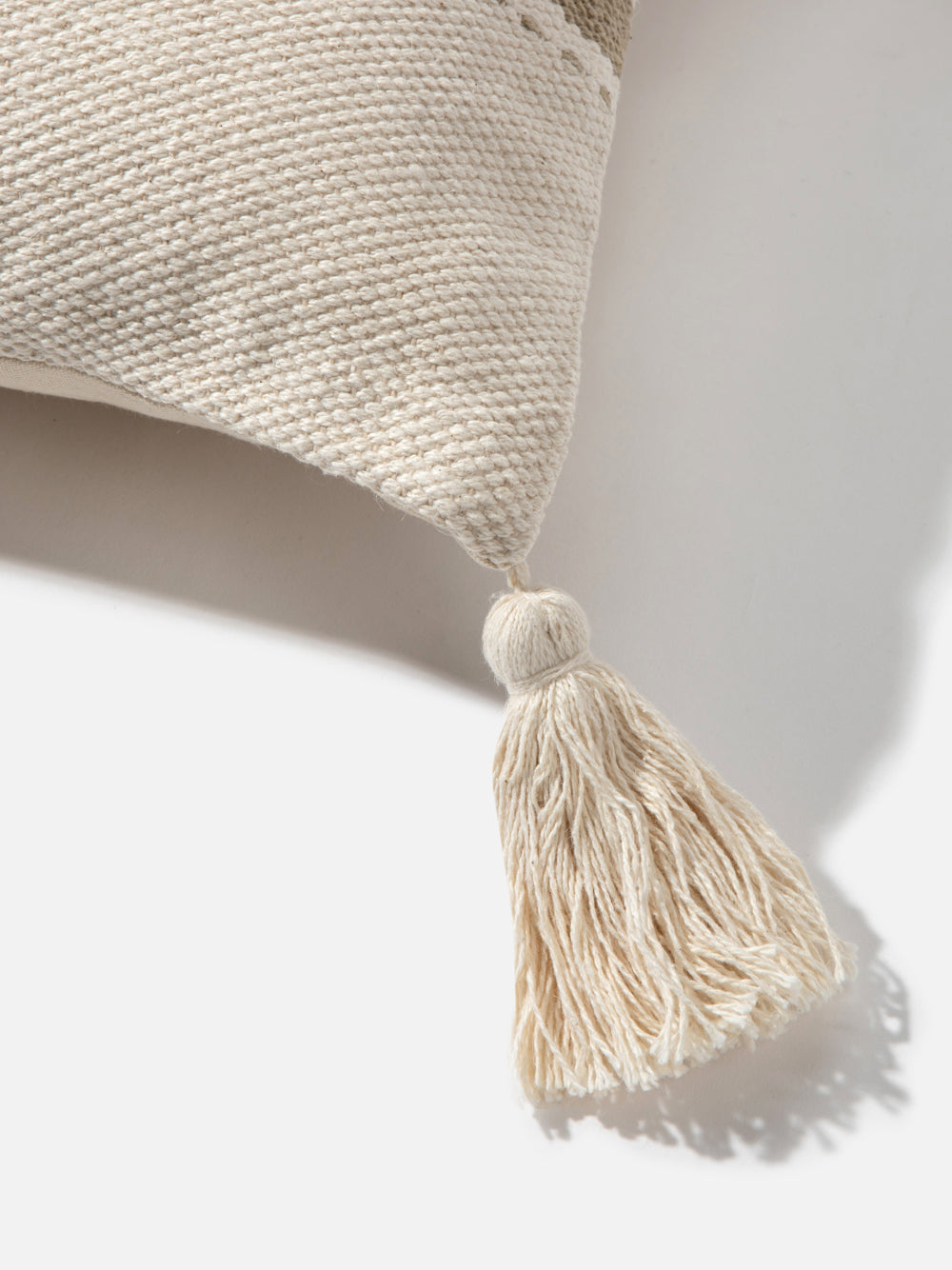 כרית נוי מלבנית בגווני שמנת ובז’ Arlin