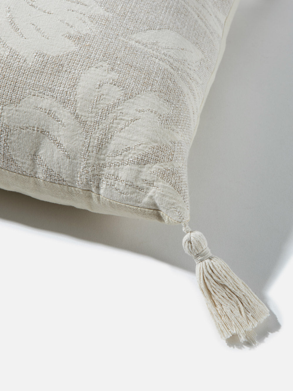 כרית נוי מרובעת עם דוגמת פרחים ועלים ארוגה Wellness